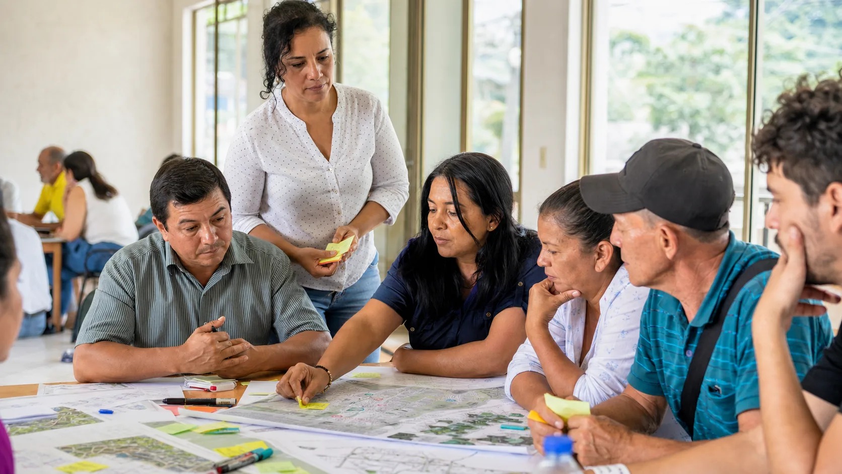 Mesa comunitaria revisando mapas y notas de priorización territorial
